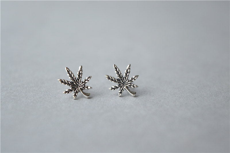 Maple Leaf 925 Sterling Silver Stud Earrings Black Retro Dainty Canada Canadian D285