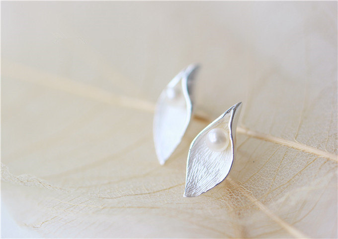 Calla Lily Sterling Silver Stud Earring With A Pearl As Flower Heart, Very Elegant Pair（d212）