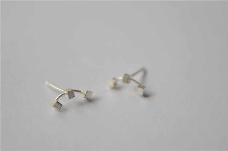 Sterling Silver Cube Studs, Tiny Simple Elegant Pair（d226）