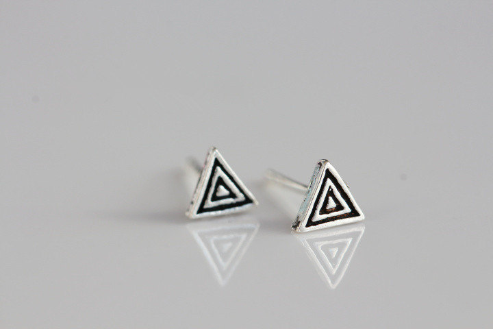 Mini Triangle Stud Earrings, Small Black Studs With Triangle Swirl Pattern, Basic Retro Style（d63）