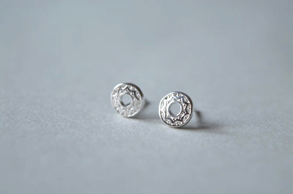 Round Sterling Silver Stud Earrings, With A Sign Pattern Of The Sun (d119)