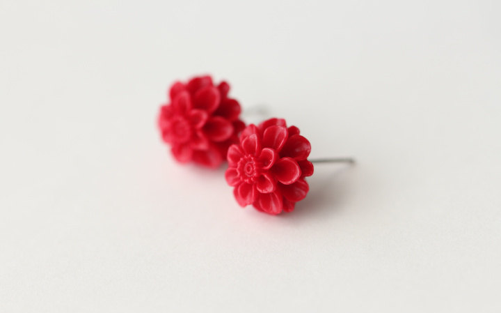 Flower Stud Earrings, Natural Resin Made Chrysanthemum Flower, Sterling Silver Post, Very Elegant Pair Of Jewelry（d13）