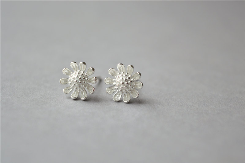 Chrysanthemum Flower Stud Earrings, 925 Sterling Silver Stud Earrings (d194)